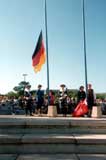 Marko Steinwarz ist auserwhlt die deutsche Flagge zu hissen