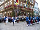 Festabschlu� vor dem Rathaus mit Goldstadtfanfaren
