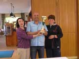 Dany und Brigitte �bereichen einen Erinnerungspokal f�r's Vereinsheim