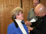 f�r 25 Jahre Mitgliedschaft erh�lt Karin Richter die silberne GoFaNadel