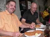 ... Christl und Erwin mit dem Schattenburgschnitzel ...