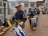 Goldstadtfanfaren auf dem Weg zum Marktplatz