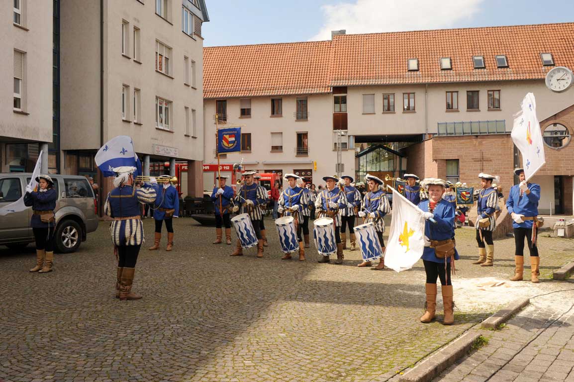 Einmarsch auf den Waisenhausplatz