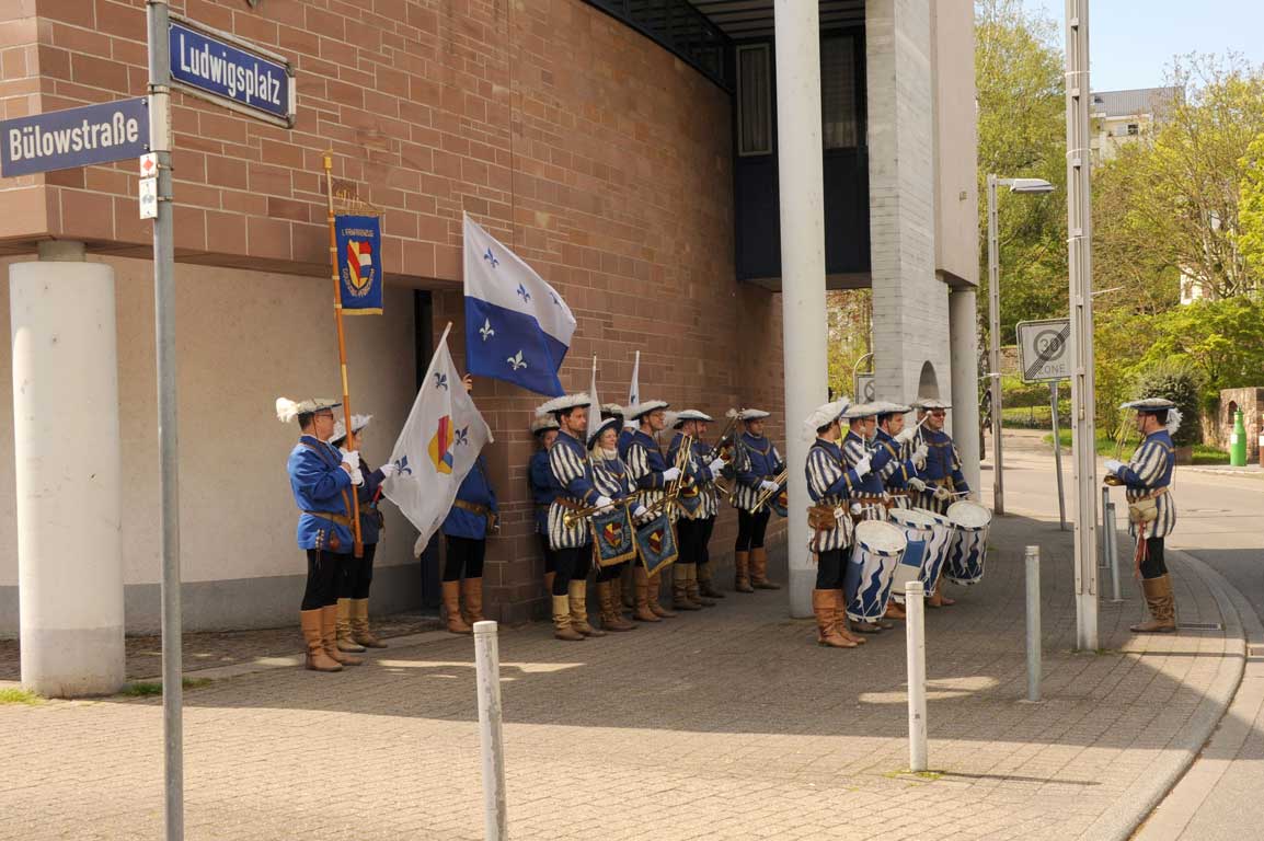 Einmarsch auf den Waisenhausplatz