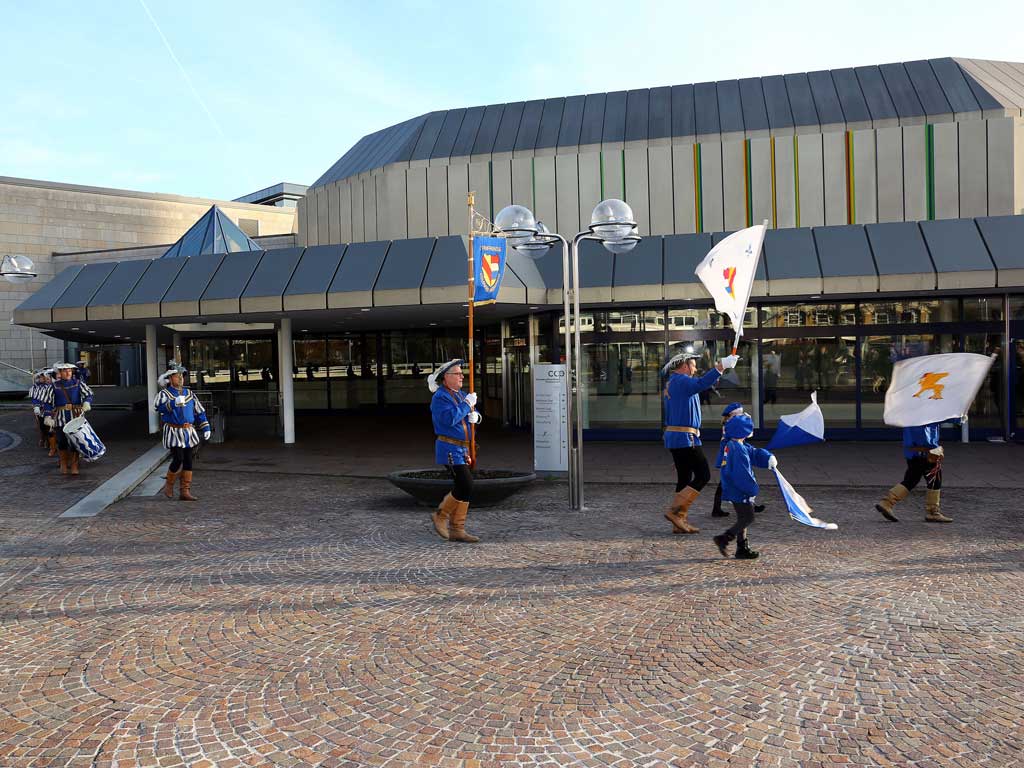 Einmarsch auf den Waisenhausplatz