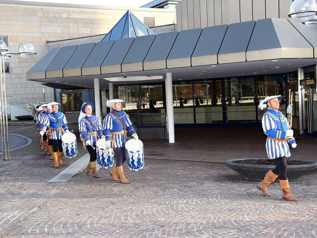 Einmarsch auf den Waisenhausplatz