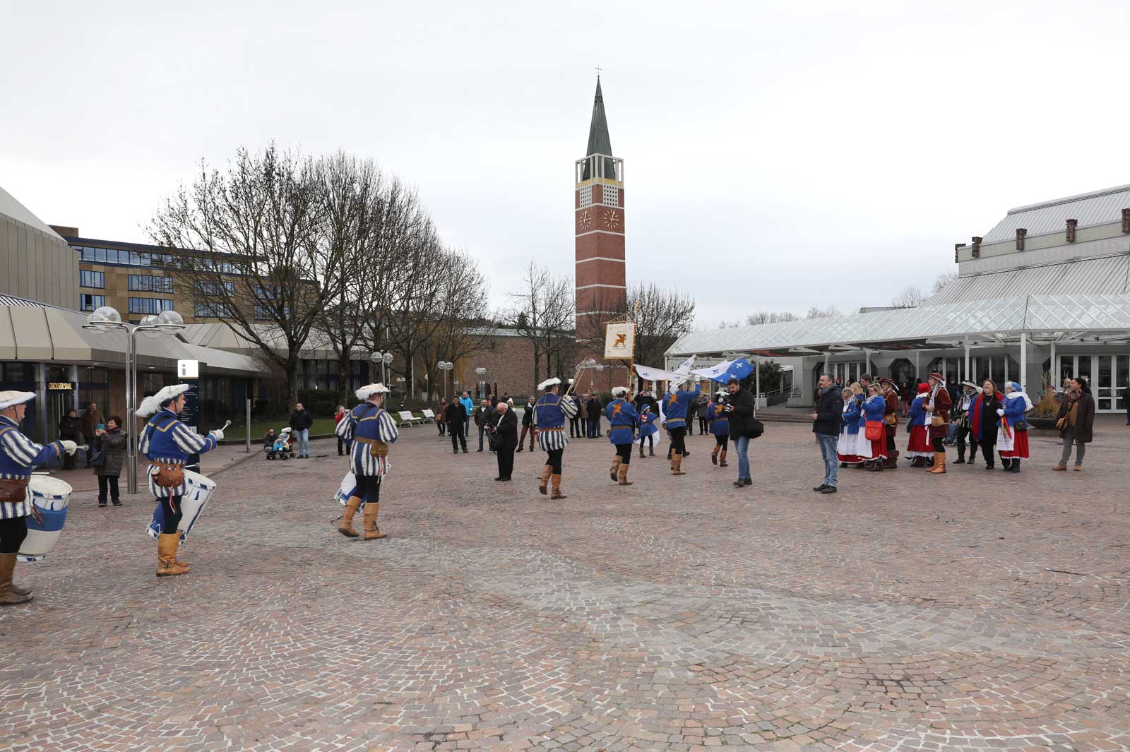 Einmarsch auf den Waisenhausplatz